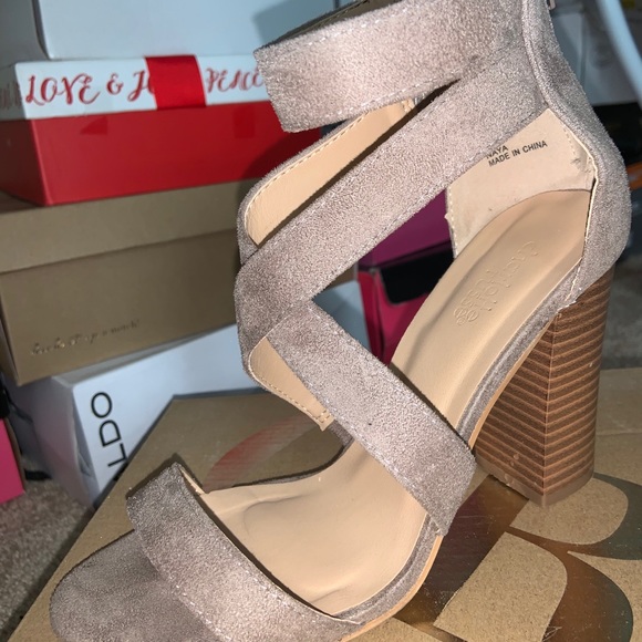 Grey heels. - Picture 2 of 3